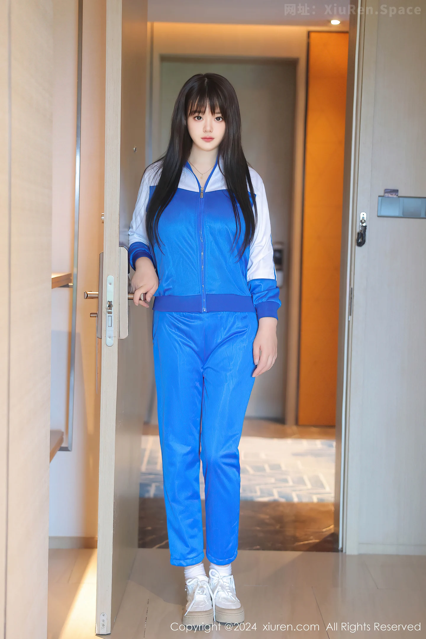 图片[2]-[XiuRen秀人网]VOL.8631 模特陈柒柒性感蓝色学妹服饰露白色内衣秀丰腴惹火身材诱惑写真87P-秀人网官方网站